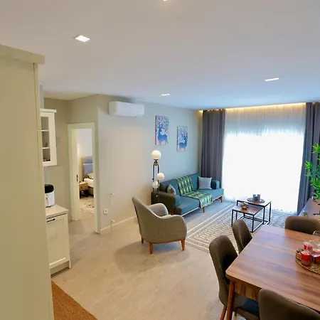 Merkezde Havuzlu Bahceli Daire Appartement Çeşme